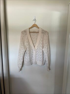 Size M RW&Co Women's Cream fancy-knit button up sweater